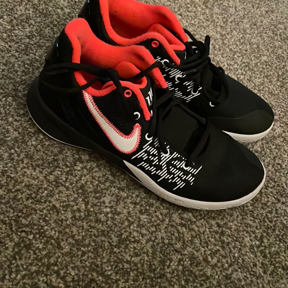 Basketball shoes